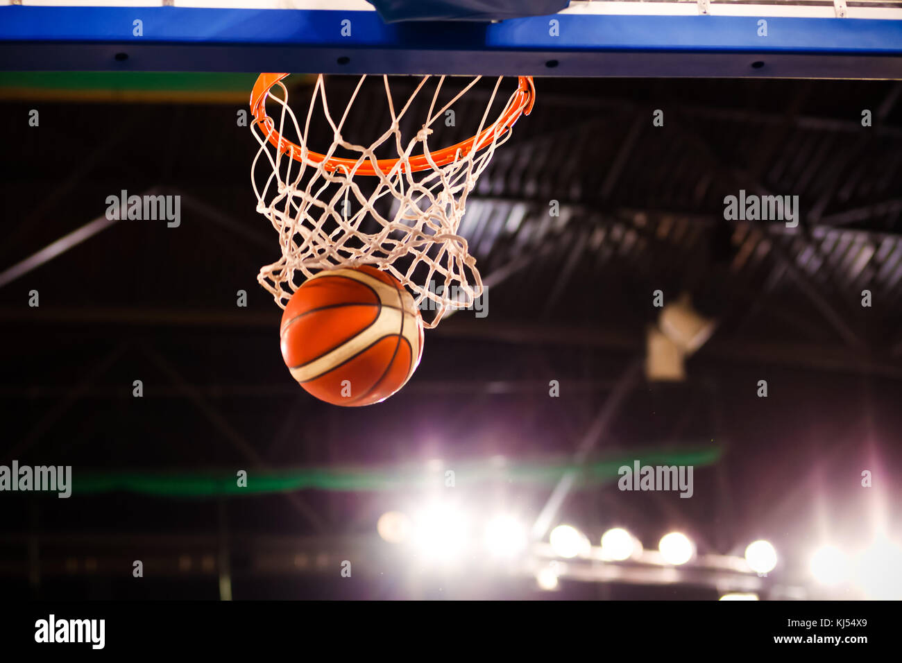 Au cours de notation un match de basket-ball - balle en hoop Banque D'Images