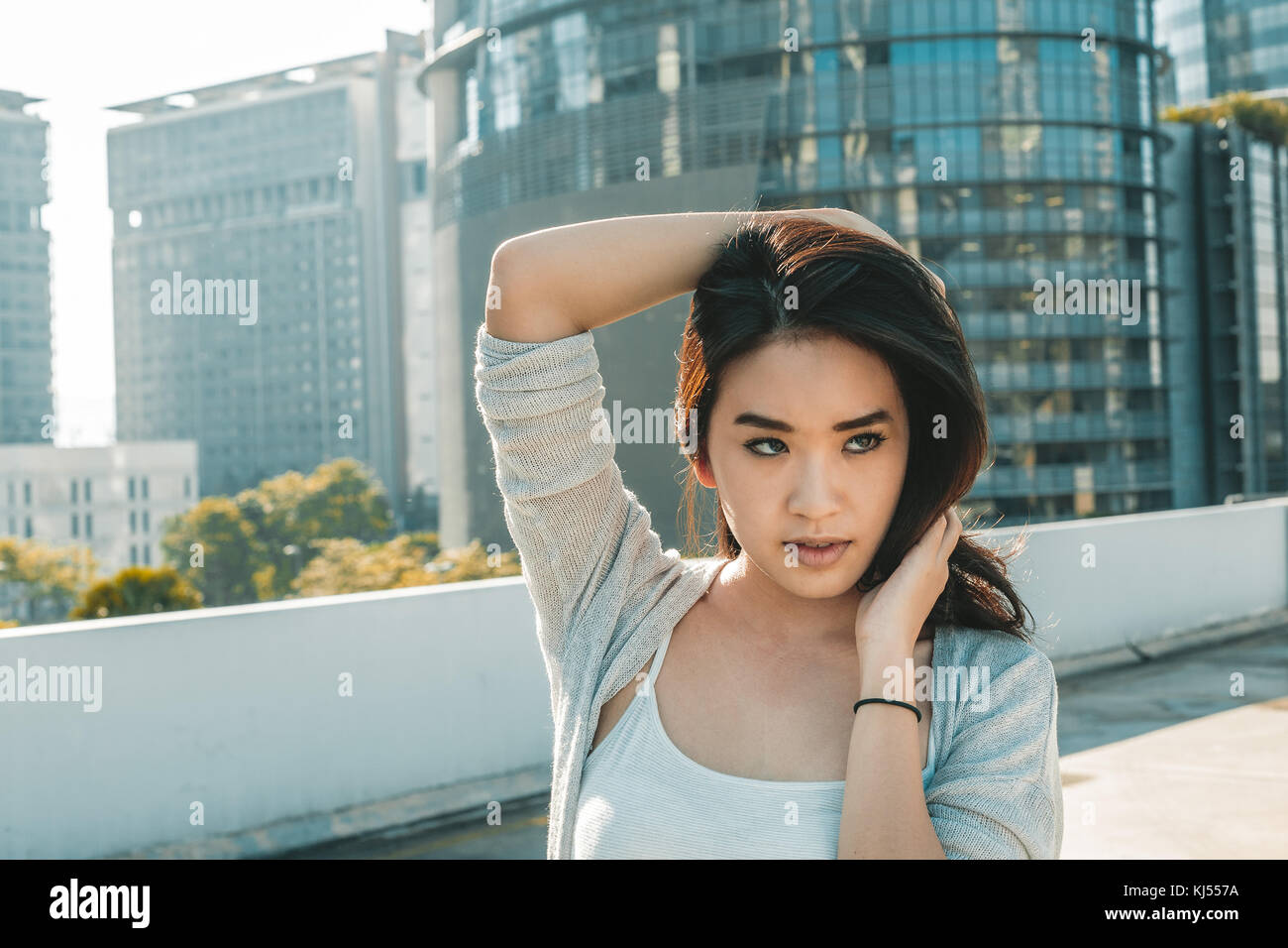 Jeune femme asiatique sur le toit en milieu urbain paysage urbain Banque D'Images