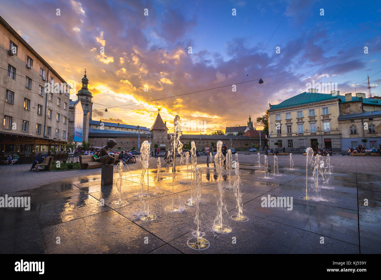 Fontaine sur la place Mytna devant les murs de l'ancienne église Bernardine et du monastère sur la vieille ville de Lviv, la plus grande ville de l'ouest de l'Ukraine Banque D'Images