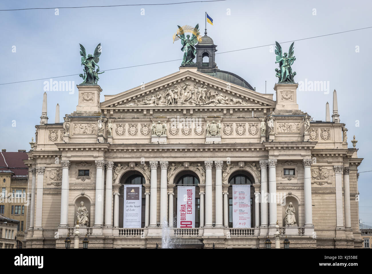 Le Solomiya Kruhelnytska Lviv Théâtre académique d'Etat d'Opéra et de Ballet sur la vieille ville de Lviv, la plus grande ville de l'ouest de l'Ukraine Banque D'Images