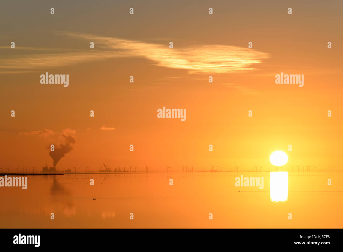 Coucher de soleil sur la mer des Wadden, à l'horizon de l'energy park eemshaven aux Pays-Bas, mer du Nord, Basse-Saxe, Allemagne Banque D'Images