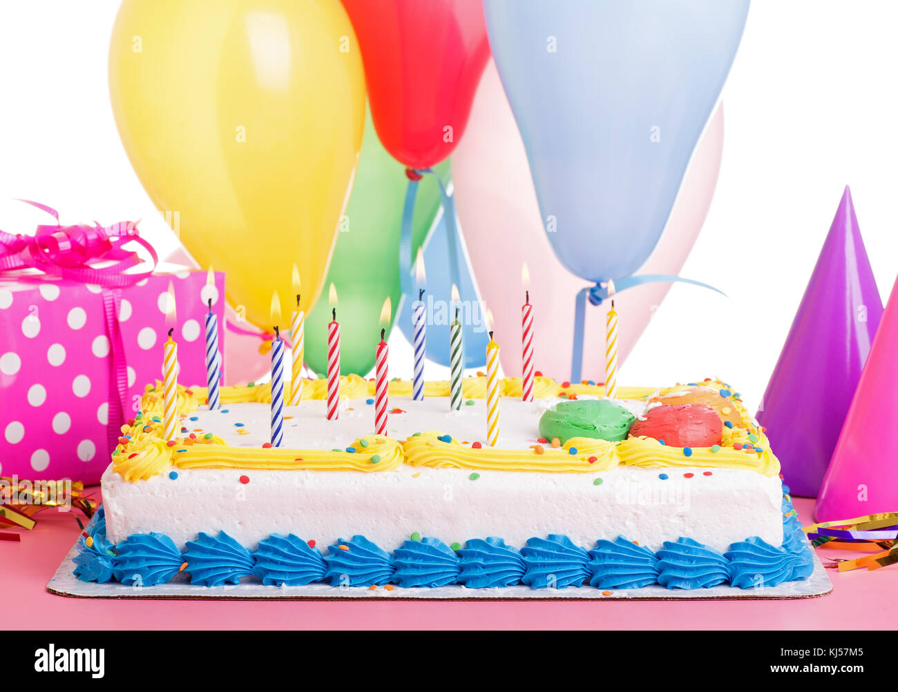 Gateau D Anniversaire Colore Et Bruler Des Bougies Avec Des Decorations Sur Un Fond Blanc Photo Stock Alamy Gateau D Anniversaire Colore Et Bruler Des Bougies Avec Des Decorations Sur Un Fond Blanc Photo Stock Alamy