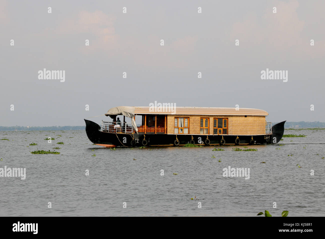 Une péniche pour les visites dans les Backwaters du Kerala, Inde Banque D'Images