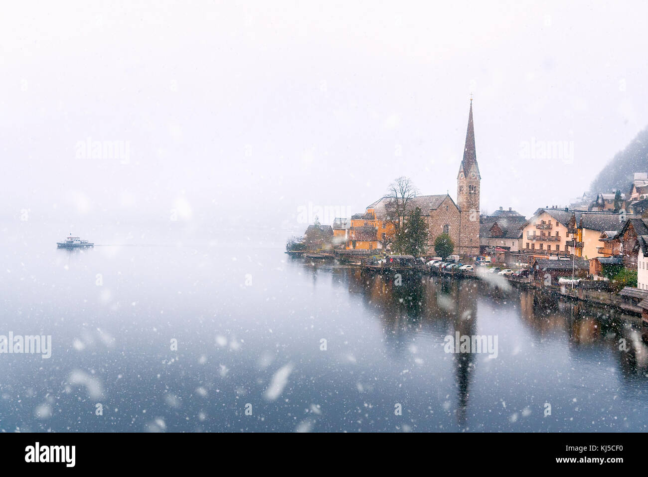 Thème météo image avec un dense de la neige tombant sur l'hallstatt hallstättersee et voir le village, l'un des sites du patrimoine mondial de l'unesco en Autriche. Banque D'Images