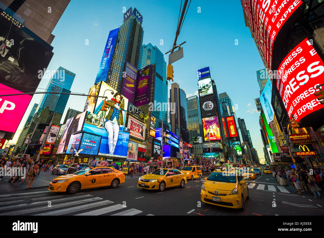 NEW YORK - 23 août 2017 : néon lumineux clignote sur l'affichage des foules et de la circulation de taxi Times Square défiler devant le lieu de la célèbre nouvelle Banque D'Images