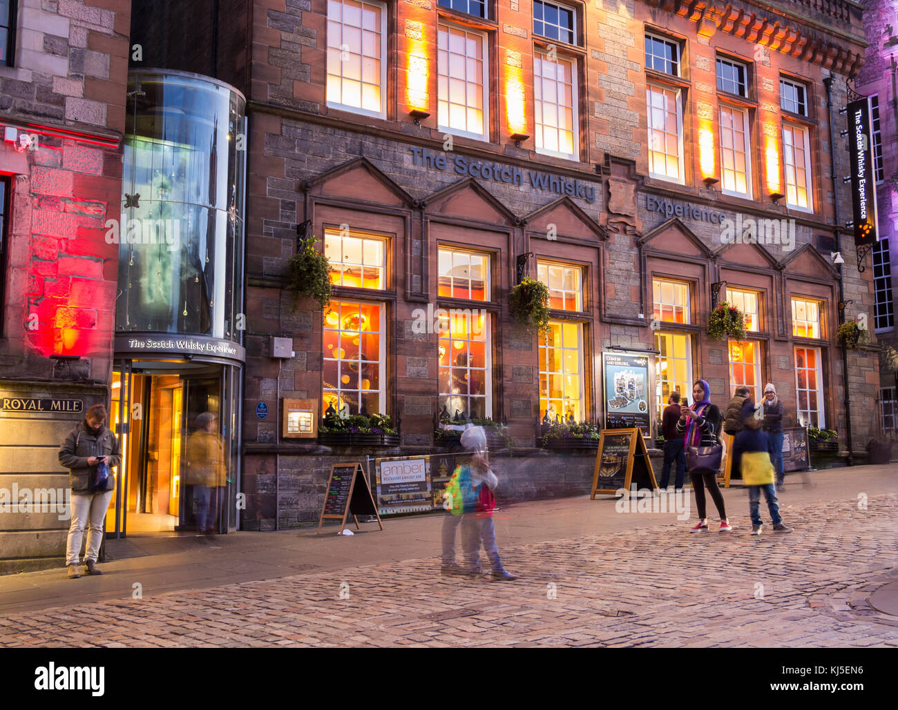 Vue nocturne de l'expérience Scotch Whisky sur le Royal Mile à Édimbourg, Écosse, Royaume-Uni Banque D'Images