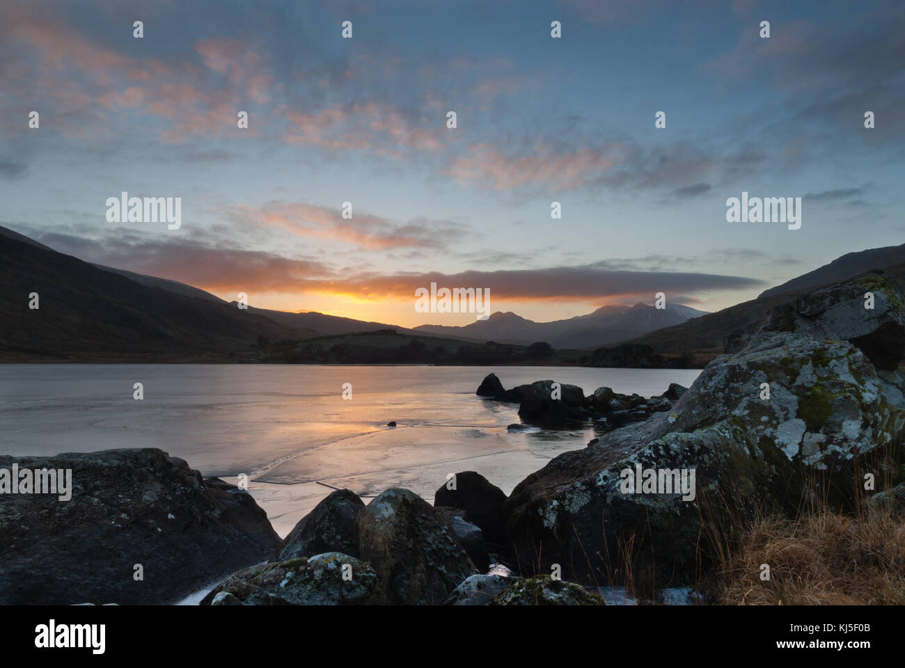 Le lac Llynnau Mymbyr gelés en hiver situé dans le parc national de Snowdonia dans la vallée près de Capel Curig Dyffryn Mymbyr Banque D'Images