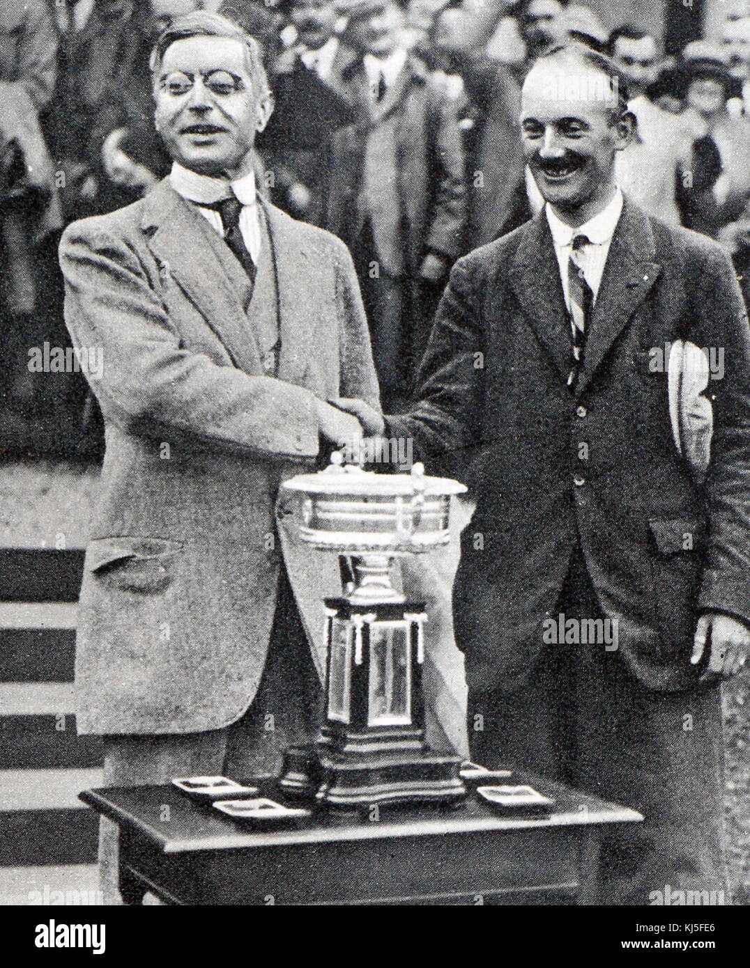 Photographie d'Alexander Walker II (1869-1950) qui présente un prix à la nouvelle championne de golf amateur écossais T. M. Burrell. En date du 20e siècle Banque D'Images