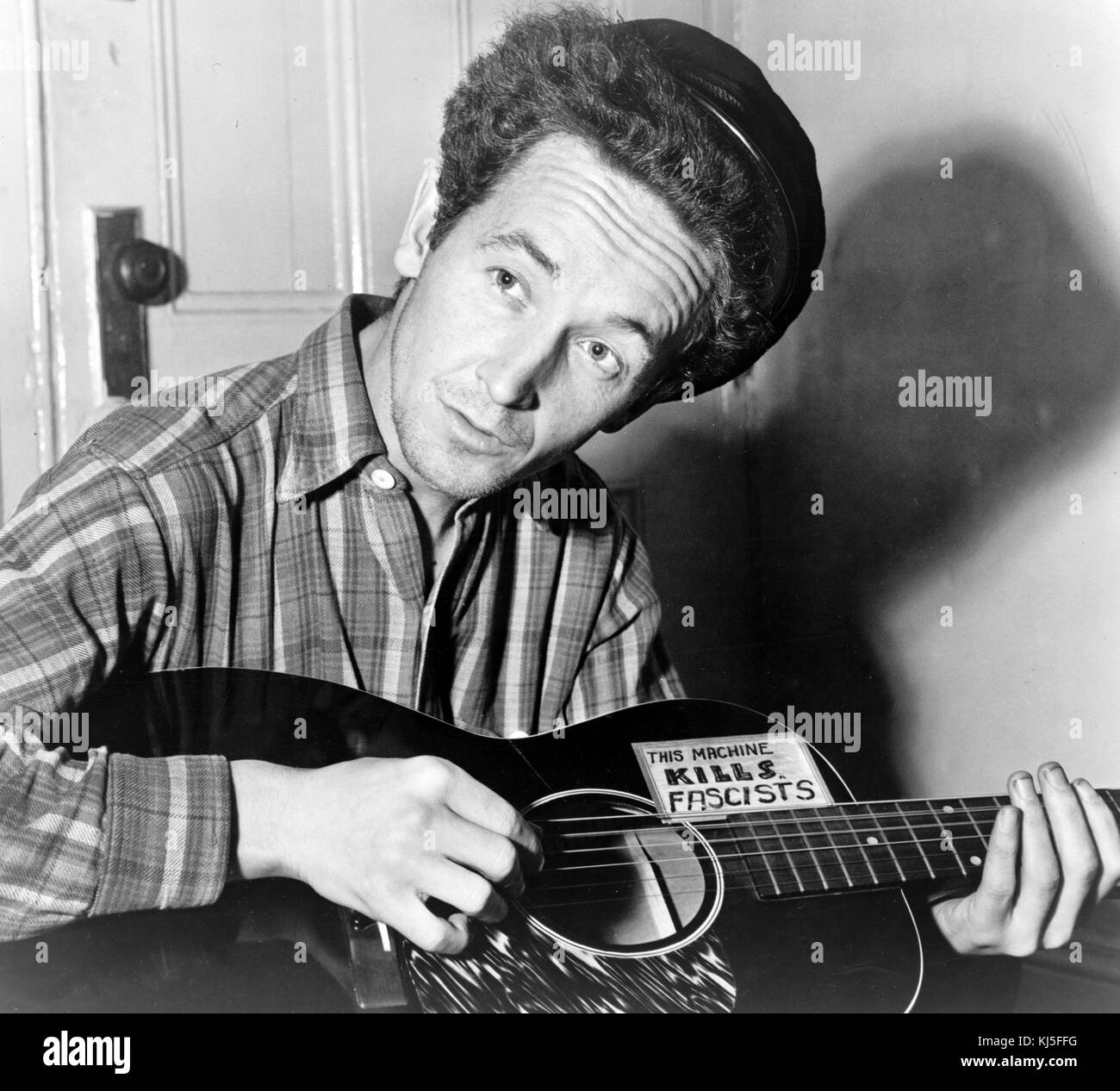 Woodrow Wilson 'Woody' Guthrie (1912 - 1967) Le chanteur-compositeur et musicien dont l'héritage musical comprend des centaines de partis politiques, traditionnels et chansons pour enfants, ainsi que des ballades et des engins travaux publics. Banque D'Images