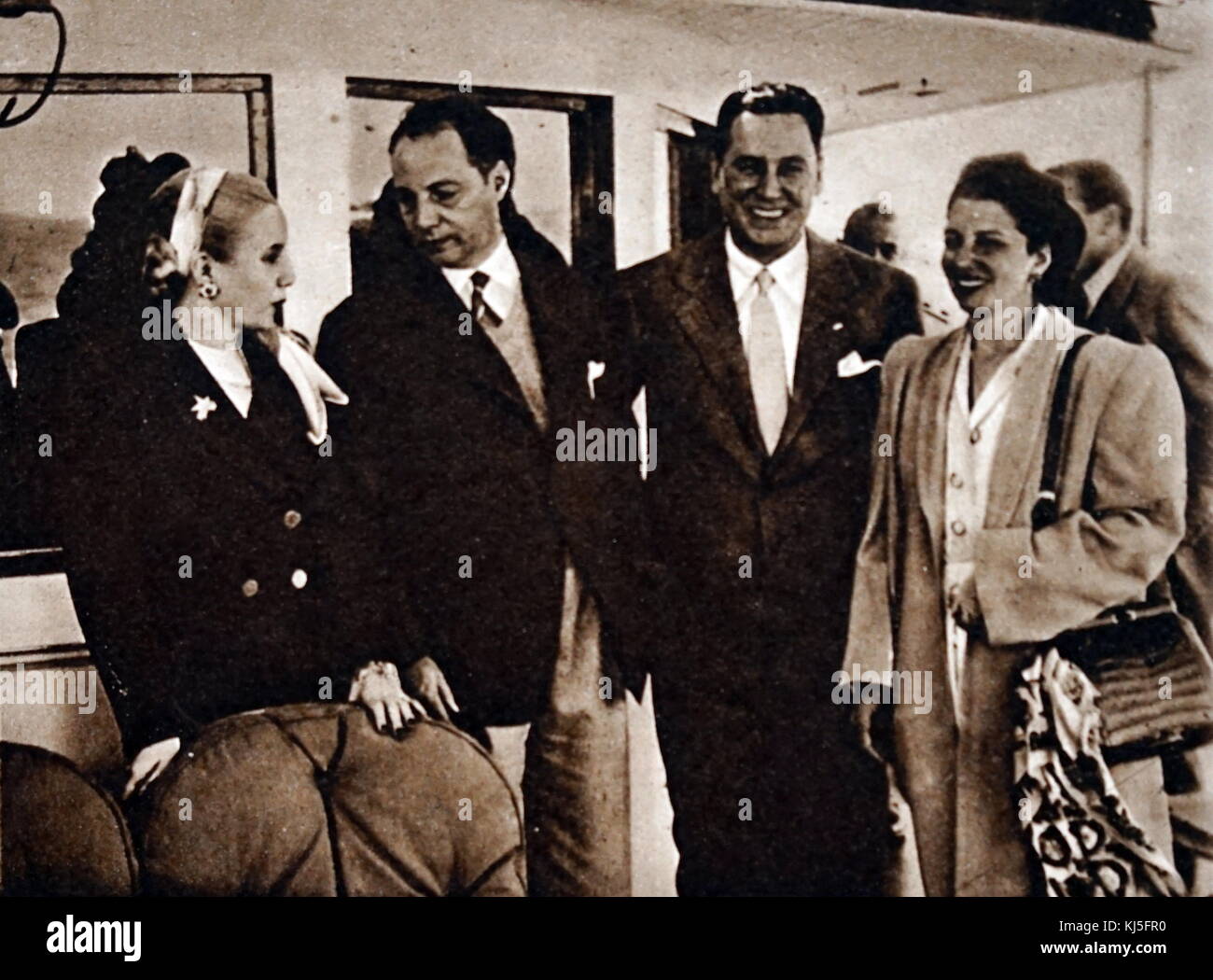 Photo de Luis Batle Berres (1897-1964) un homme politique uruguayen et Juan Peron (1895-1974), lieutenant général et homme politique argentin. Également sur la photo Eva Peron (1919-1952) Première Dame de l'Argentine et l'actrice du film. En date du 20e siècle Banque D'Images