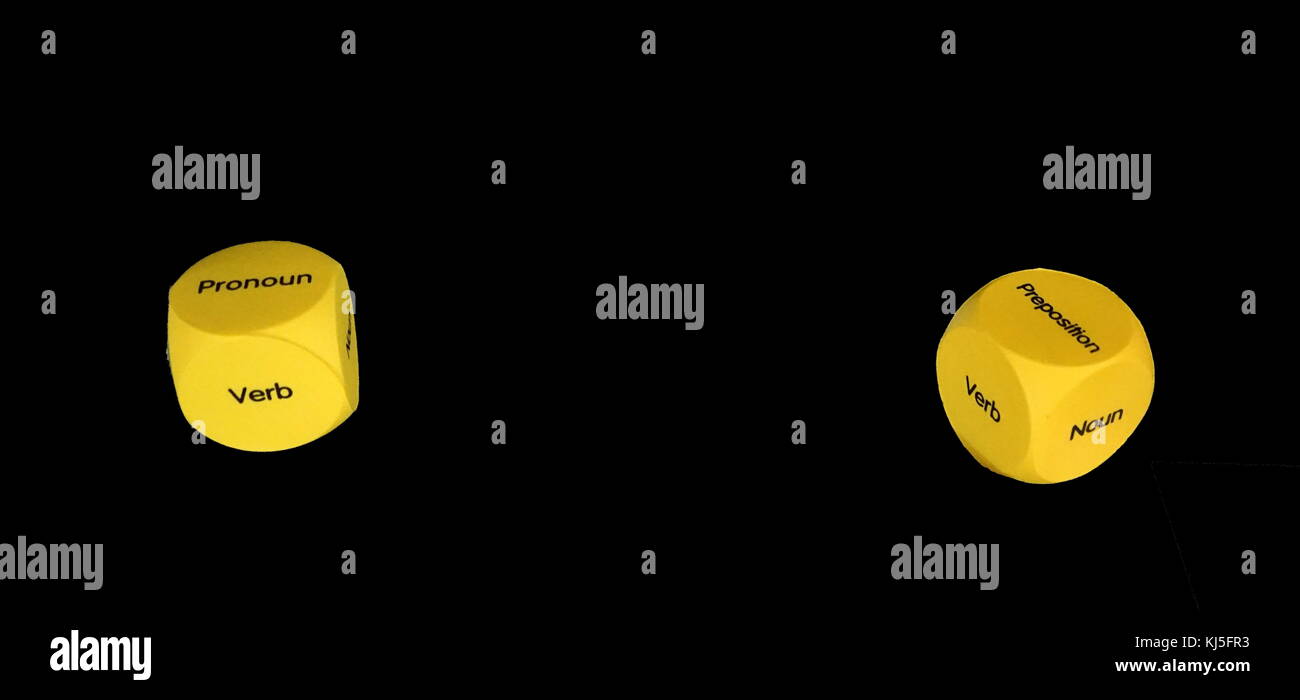 Dés utilisés dans un jeu pour aider les enfants à apprendre et comprendre la grammaire. En date du 21e siècle Banque D'Images