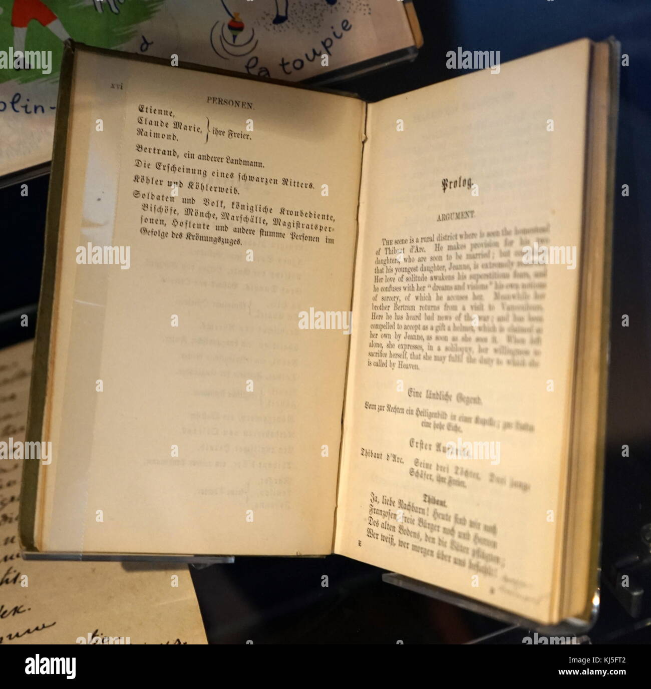 Un cahier d'échantillons utilisés dans les lycées pour aider à enseigner le latin et le grec, qui serait utilisé dans la science, la politique et la religion. En date du 19e siècle Banque D'Images