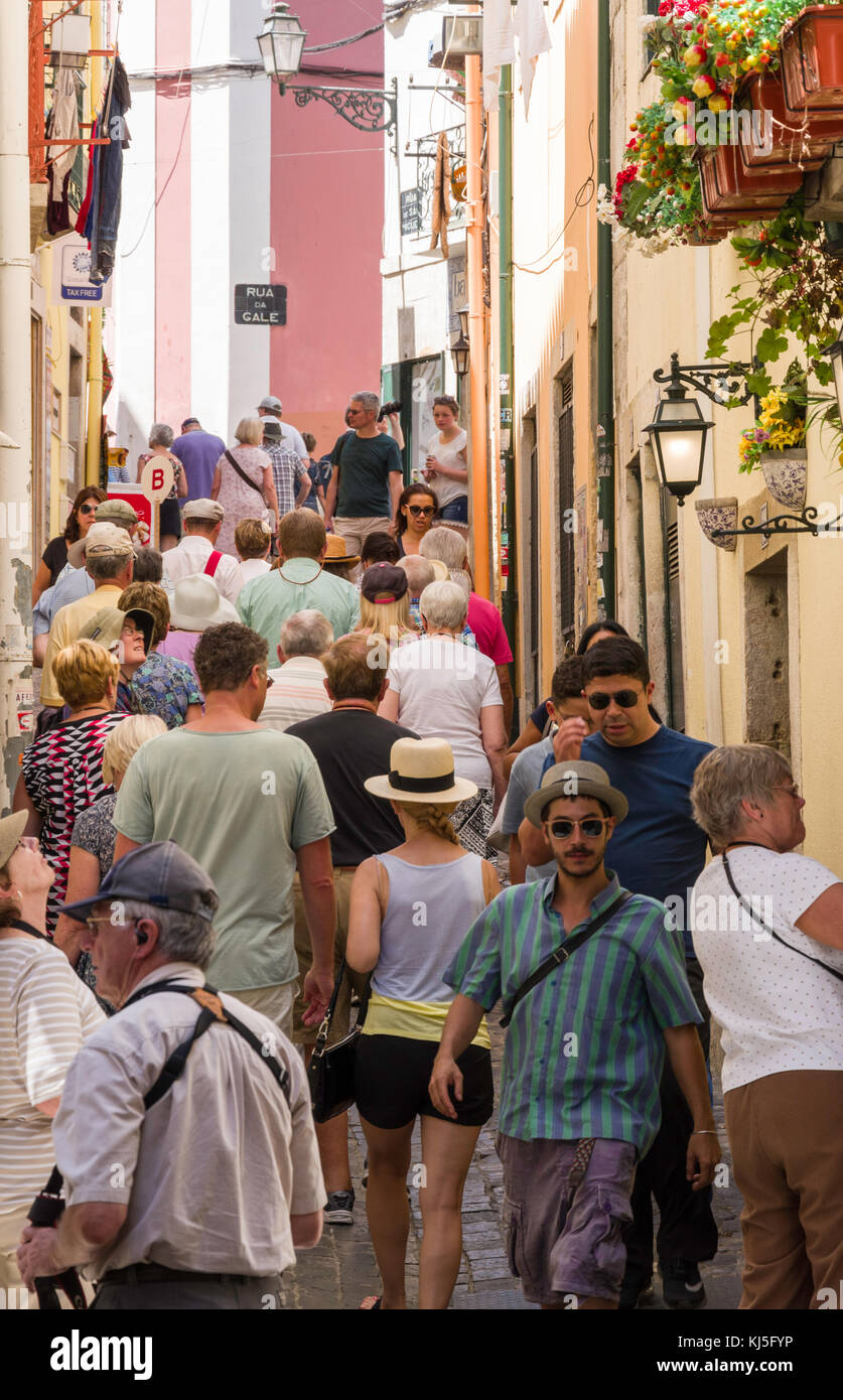 Les touristes se promènent dans le quartier d'Alfama, Lisbonne, Portugal Banque D'Images