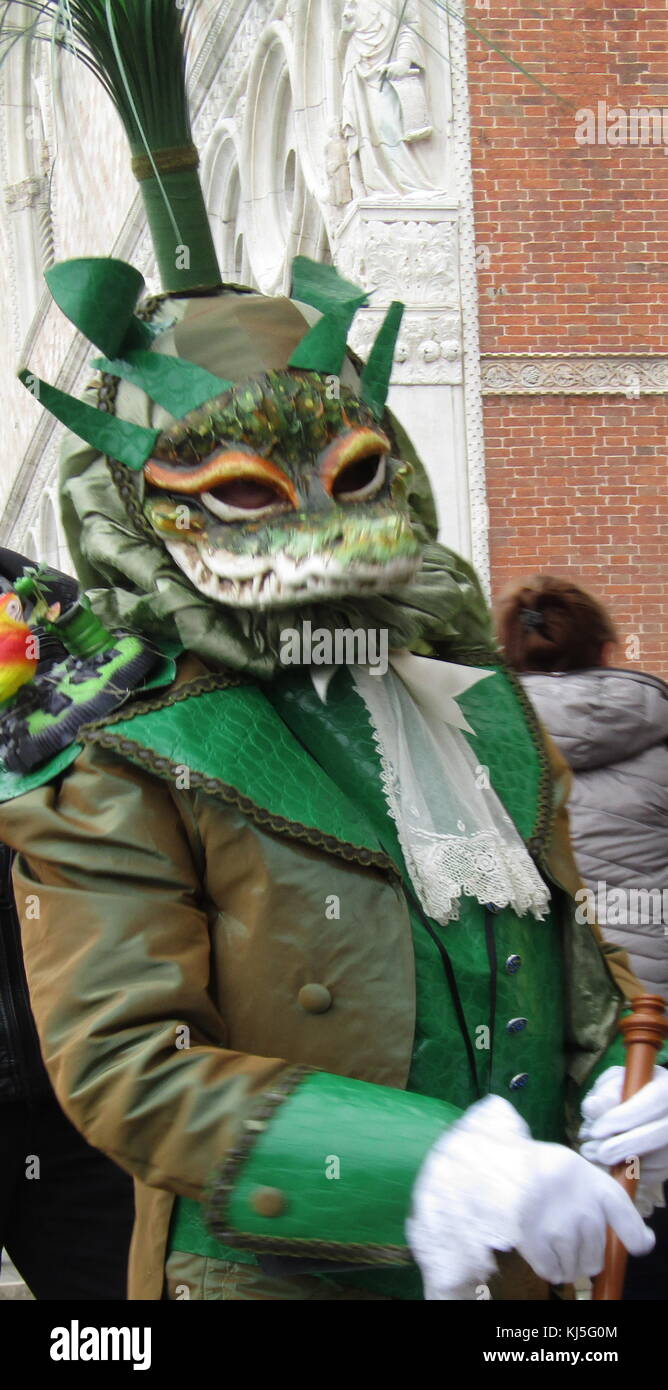 Présence en costume au Carnaval de Venise (Carnevale di Venezia), un festival annuel de Venise, Italie. A commencé à se souvenir d'une victoire de la 'Serenissima Repubblica' contre le patriarche d'Aquilée, dans l'année 1162. En l'honneur de cette victoire, le Banque D'Images