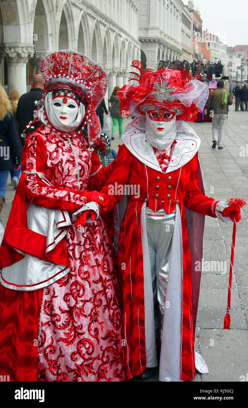 Les participants costumés au Carnaval de Venise (Carnevale di Venezia), un festival annuel de Venise, Italie. A commencé à se souvenir d'une victoire de la 'Serenissima Repubblica' contre le patriarche d'Aquilée, dans l'année 1162. En l'honneur de cette victoire, les gens ont commencé à danser et à se rassembler à la place San Marco. Banque D'Images