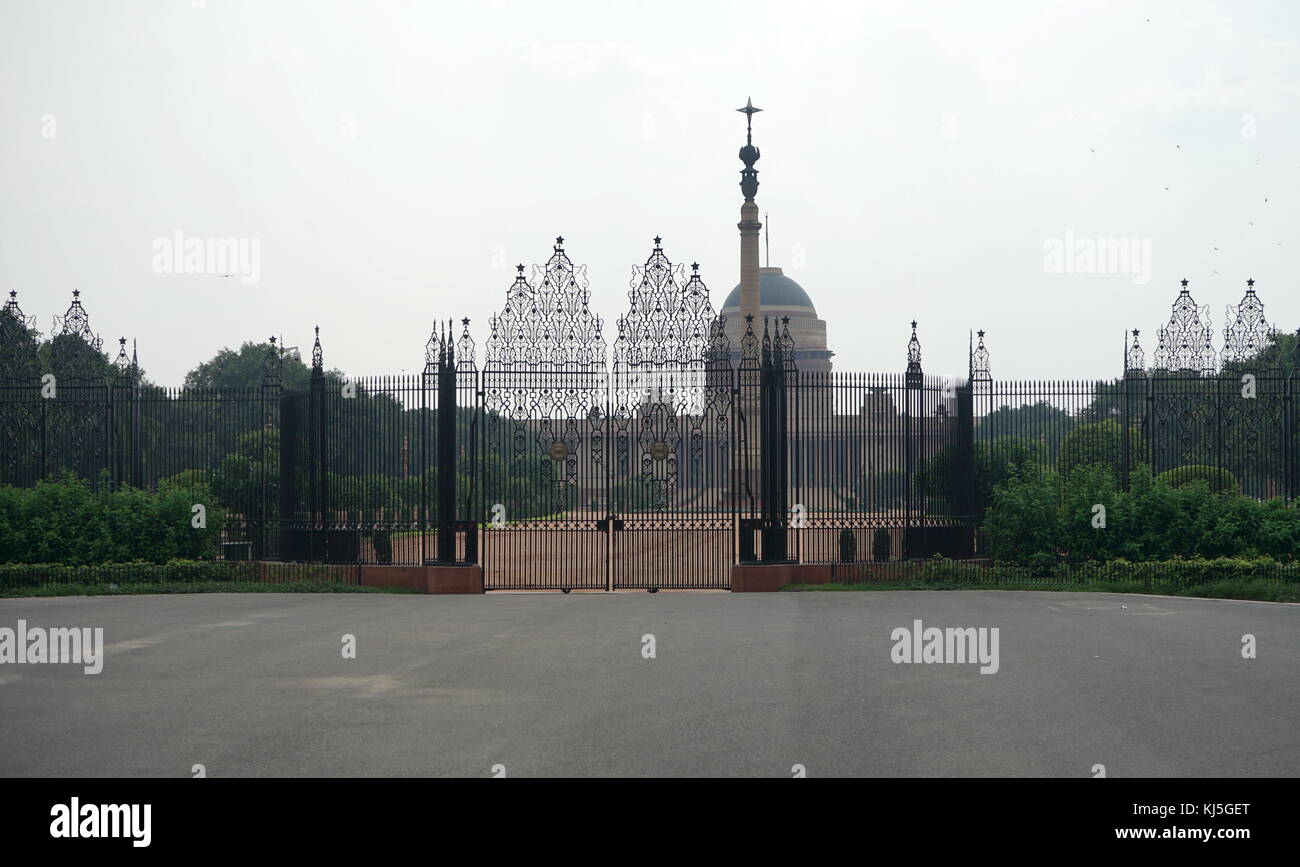 Le Rashtrapati Bhavan (Palais présidentiel), anciennement connu sous le nom de Maison du Vice-roi, est la résidence officielle du Président de l'Inde, situé à l'extrémité ouest de Rajpath à New Delhi, en Inde. Elle peut se référer uniquement à la Mansion (la 340-prix bâtiment principal) qui a la résidence officielle du président, halls, chambres et bureaux ; il peut aussi se référer à l'ensemble de 130 hectares (320 acres), Président d'une succession qui inclut en outre d'immenses jardins présidentielle (Mughal Gardens), Banque D'Images Le Rashtrapati Bhavan (Palais présidentiel), anciennement connu sous le nom de Maison du Vice-roi, est la résidence officielle du Président de l'Inde, situé à l'extrémité ouest de Rajpath à New Delhi, en Inde. Elle peut se référer uniquement à la Mansion (la 340-prix bâtiment principal) qui a la résidence officielle du président, halls, chambres et bureaux ; il peut aussi se référer à l'ensemble de 130 hectares (320 acres), Président d'une succession qui inclut en outre d'immenses jardins présidentielle (Mughal Gardens), Banque D'Images