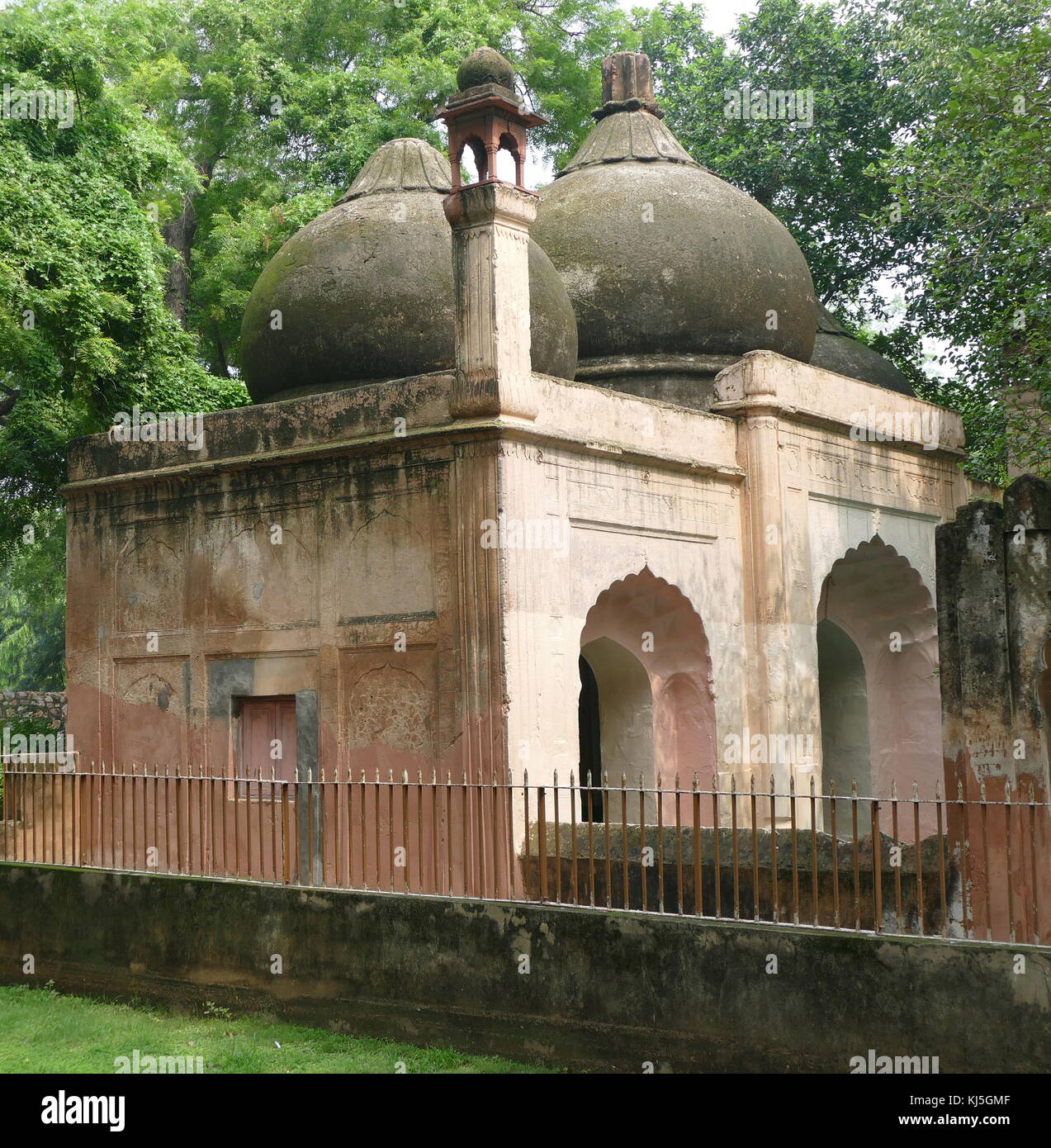 Le Qutb complexe est un ensemble de monuments et édifices à (dépêche écrite à Delhi, en Inde. Sa fondation fut posée par Qutb-ud-din Aibak, qui plus tard est devenu le premier sultan de Delhi de la dynastie des Mamelouks. La Qubbat-ul-Islam Mosquée (Dôme de l'Islam), plus tard en corrompu Quwwat-ul Islam, se dresse à côté du Qutb Minar. Banque D'Images