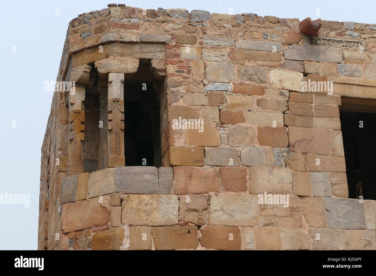 Le Qutb complexe est un ensemble de monuments et édifices à (dépêche écrite à Delhi, en Inde. Sa fondation fut posée par Qutb-ud-din Aibak, qui plus tard est devenu le premier sultan de Delhi de la dynastie des Mamelouks. La Qubbat-ul-Islam Mosquée (Dôme de l'Islam), plus tard en corrompu Quwwat-ul Islam, se dresse à côté du Qutb Minar. Banque D'Images