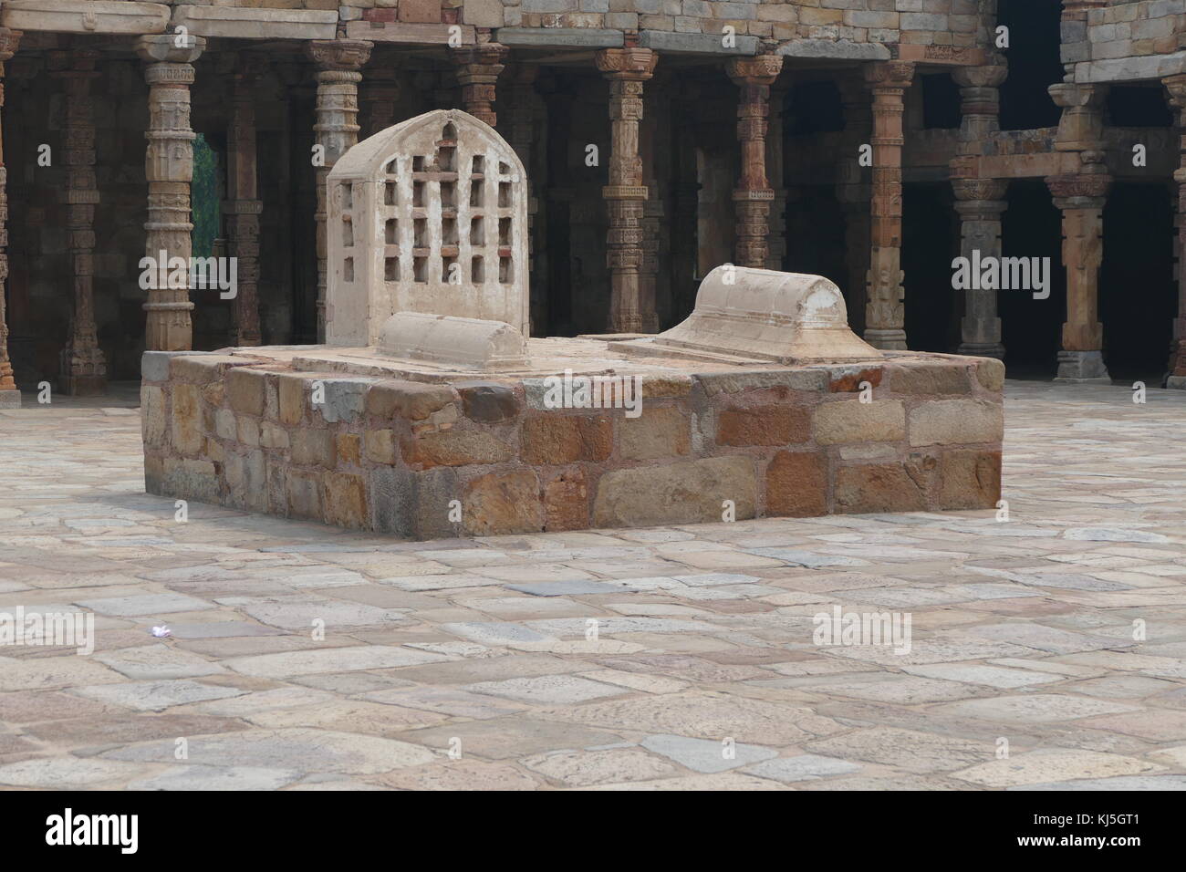 Le Qutb complexe est un ensemble de monuments et édifices à (dépêche écrite à Delhi, en Inde. Sa fondation fut posée par Qutb-ud-din Aibak, qui plus tard est devenu le premier sultan de Delhi de la dynastie des Mamelouks. La Qubbat-ul-Islam Mosquée (Dôme de l'Islam), plus tard en corrompu Quwwat-ul Islam, se dresse à côté du Qutb Minar. Banque D'Images