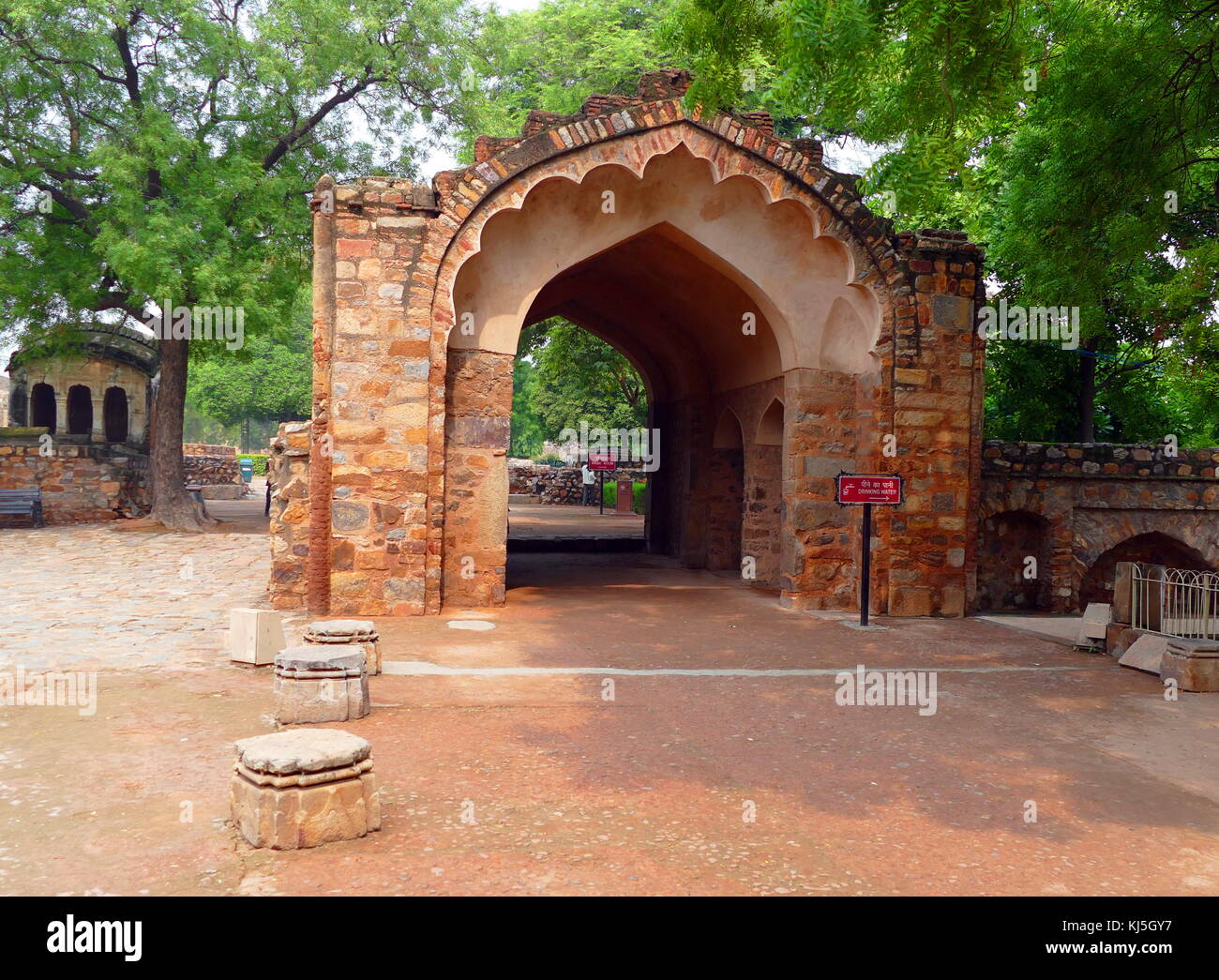 Le Qutb complexe est un ensemble de monuments et édifices à (dépêche écrite à Delhi, en Inde. Sa fondation fut posée par Qutb-ud-din Aibak, qui plus tard est devenu le premier sultan de Delhi de la dynastie des Mamelouks. La Qubbat-ul-Islam Mosquée (Dôme de l'Islam), plus tard en corrompu Quwwat-ul Islam, se dresse à côté du Qutb Minar. Banque D'Images