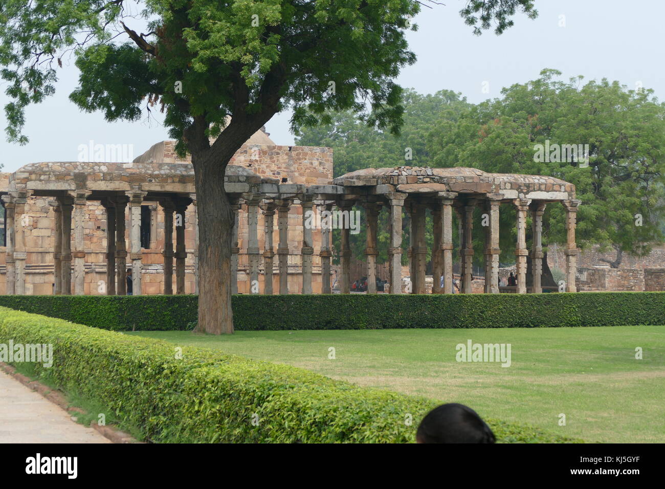 Le Qutb complexe est un ensemble de monuments et édifices à (dépêche écrite à Delhi, en Inde. Sa fondation fut posée par Qutb-ud-din Aibak, qui plus tard est devenu le premier sultan de Delhi de la dynastie des Mamelouks. La Qubbat-ul-Islam Mosquée (Dôme de l'Islam), plus tard en corrompu Quwwat-ul Islam, se dresse à côté du Qutb Minar. Banque D'Images