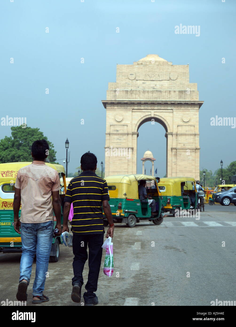 La porte de l'Inde, (initialement appelé le All India War Memorial), est un monument de guerre situé à cheval sur le Rajpath, sur le bord est du 'axe central" de New Delhi, Inde Banque D'Images