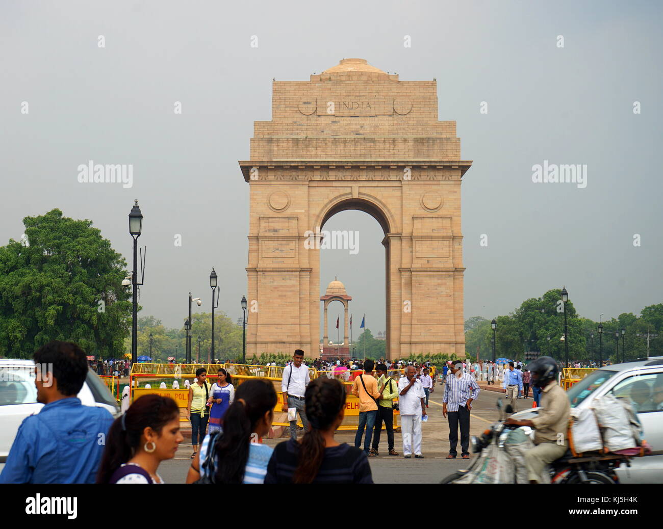 La porte de l'Inde, (initialement appelé le All India War Memorial), est un monument de guerre situé à cheval sur le Rajpath, sur le bord est du 'axe central" de New Delhi, Inde Banque D'Images