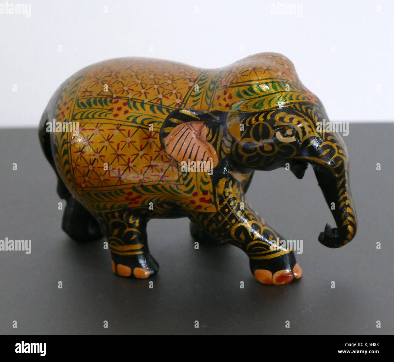 De style traditionnel, l'éléphant en bois doré et laqué, Indien 21e siècle Banque D'Images