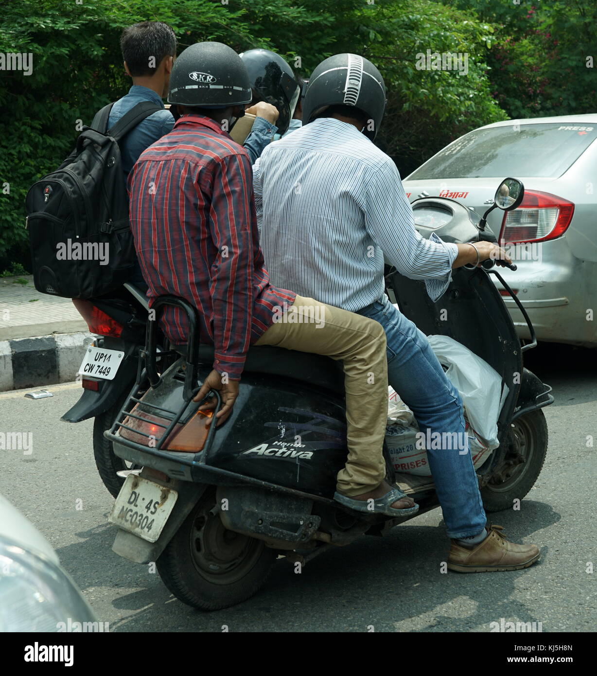 Les motos sont utilisés pour naviguer dans les rues surpeuplées à New Delhi , Inde Banque D'Images