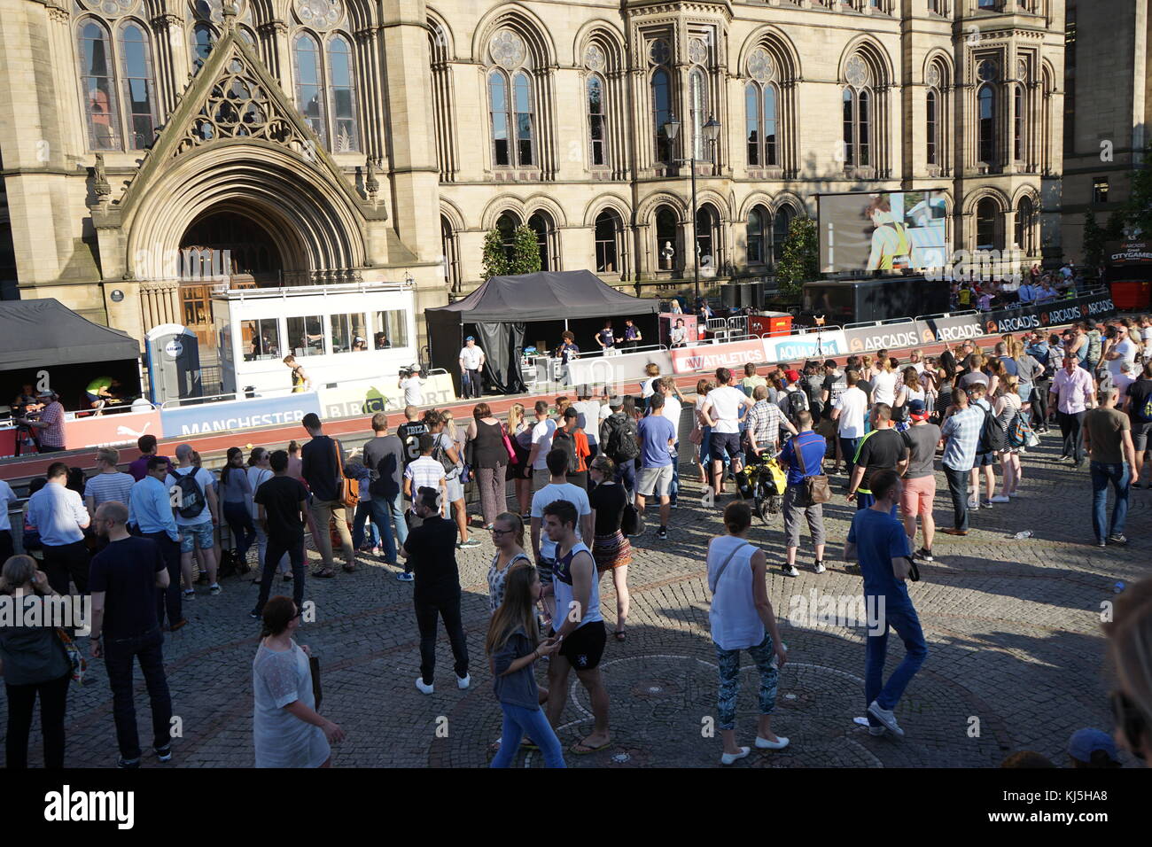 Vigil à la Manchester Town Hall, dans les jours qui suivent le 22 mai 2017, l'attentat suicide, effectuée à la Manchester Arena de Manchester, en Angleterre, à la suite d'un concert de l'artiste américaine Ariana Grande.. L'hôtel de ville est un édifice néo-gothique victorien, édifice municipal à Manchester, en Angleterre. Il est le siège de cérémonie de Manchester City, il a été conçu par l'architecte Alfred Waterhouse, l'hôtel de ville a été achevé en 1877. Banque D'Images