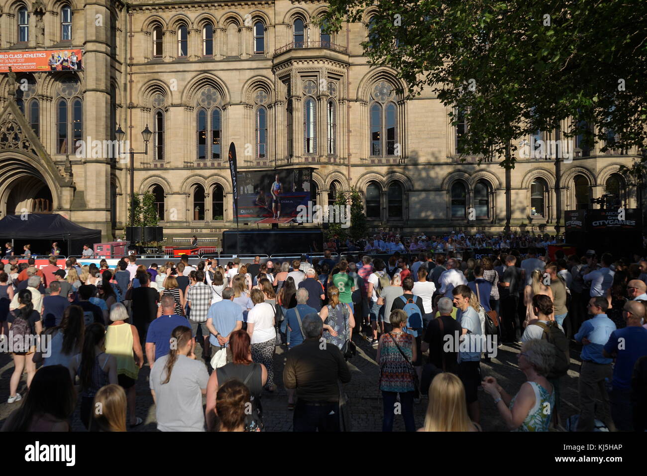 Vigil à la Manchester Town Hall, dans les jours qui suivent le 22 mai 2017, l'attentat suicide, effectuée à la Manchester Arena de Manchester, en Angleterre, à la suite d'un concert de l'artiste américaine Ariana Grande.. L'hôtel de ville est un édifice néo-gothique victorien, édifice municipal à Manchester, en Angleterre. Il est le siège de cérémonie de Manchester City, il a été conçu par l'architecte Alfred Waterhouse, l'hôtel de ville a été achevé en 1877. Banque D'Images