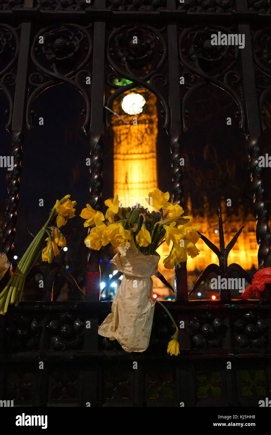 Hommages à Westminster à Londres à la suite de la 22 mars 2017, une attaque terroriste dans le voisinage du Palais de Westminster à Londres, le siège du Parlement britannique. Banque D'Images
