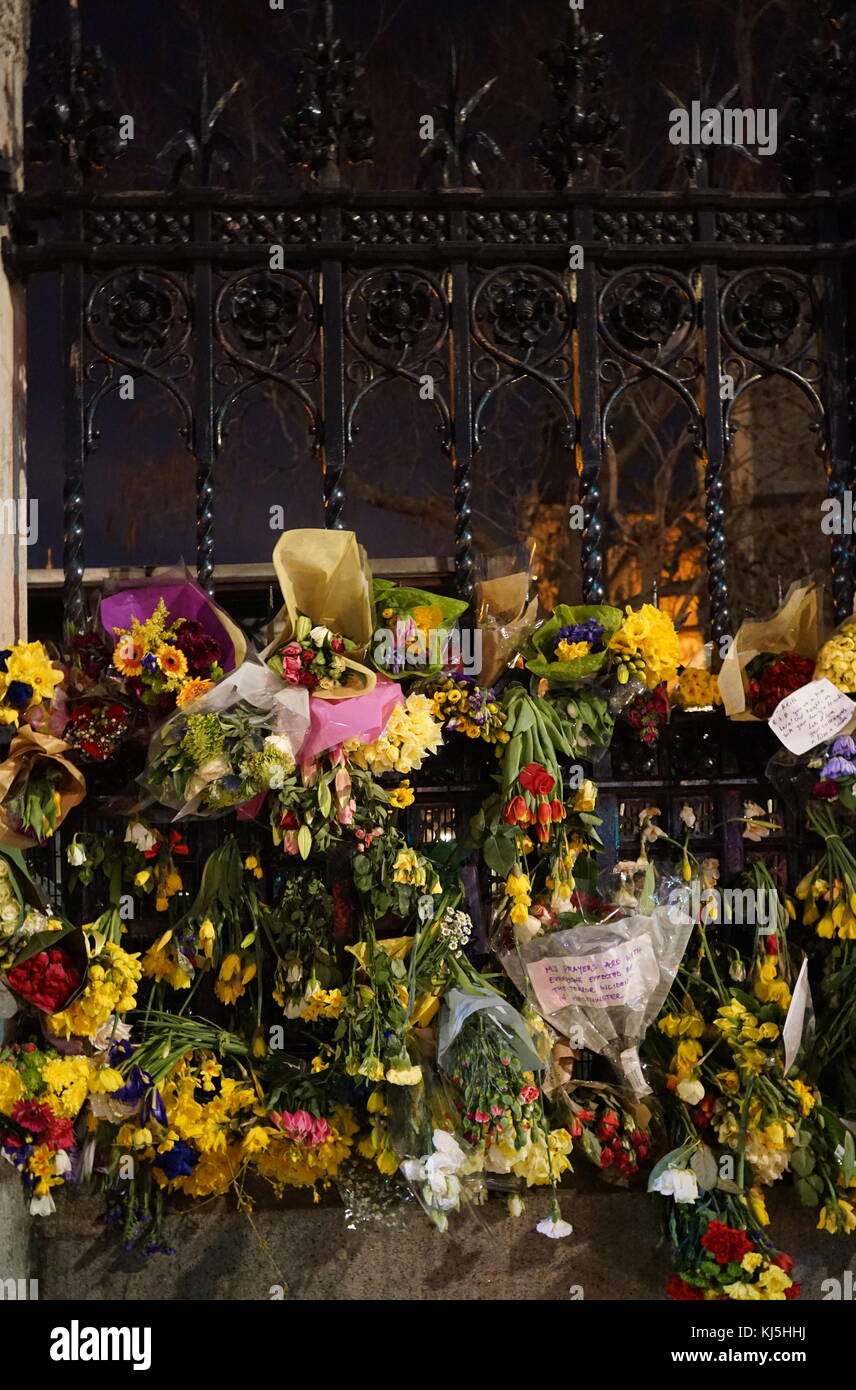 Hommages à Westminster à Londres à la suite de la 22 mars 2017, une attaque terroriste dans le voisinage du Palais de Westminster à Londres, le siège du Parlement britannique. Banque D'Images