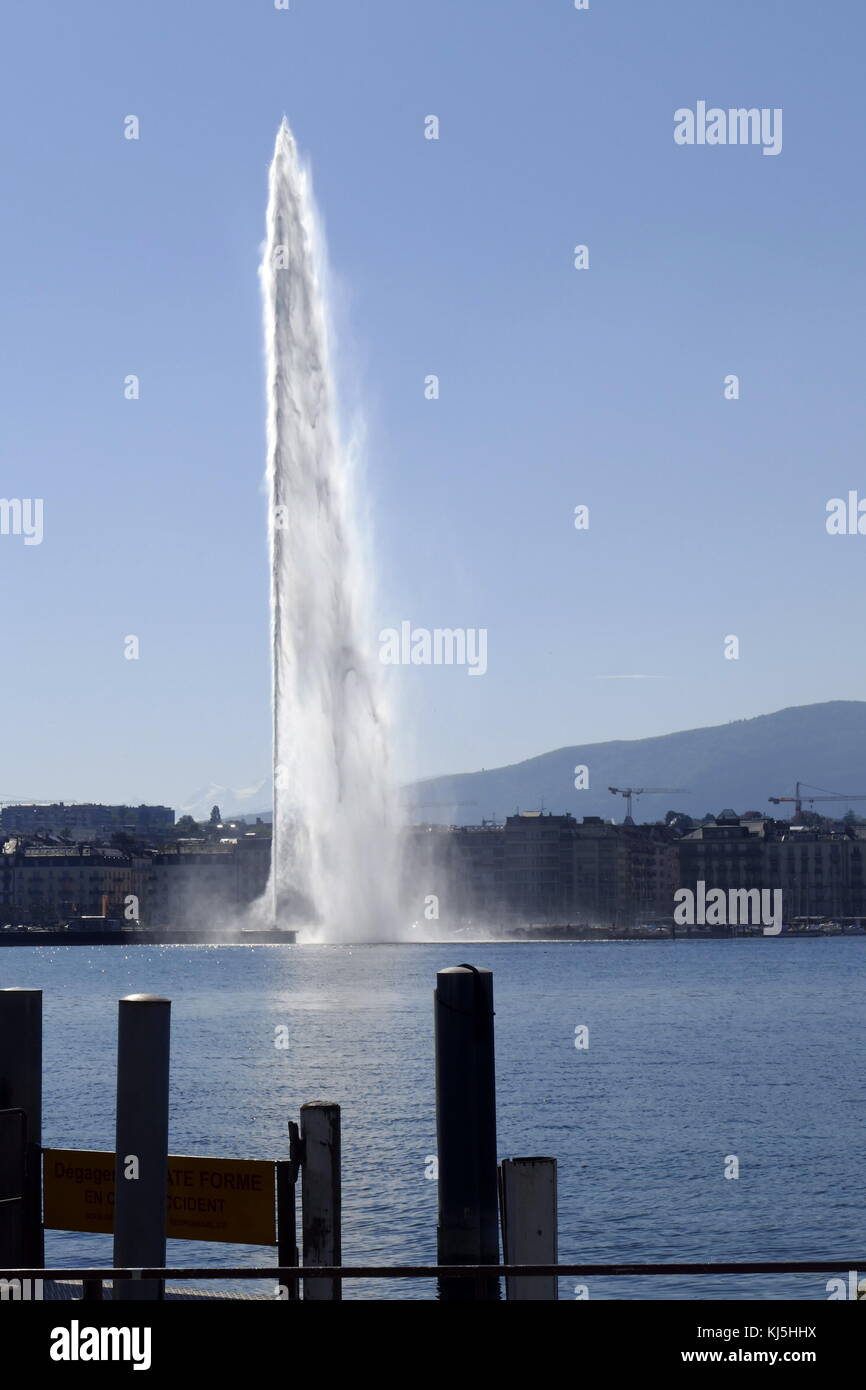 Le Jet d'eau sur le lac de Genève, Suisse. Le Jet d'eau est une grande fontaine à Genève, Suisse, et est l'un des sites les plus célèbres de la ville Banque D'Images
