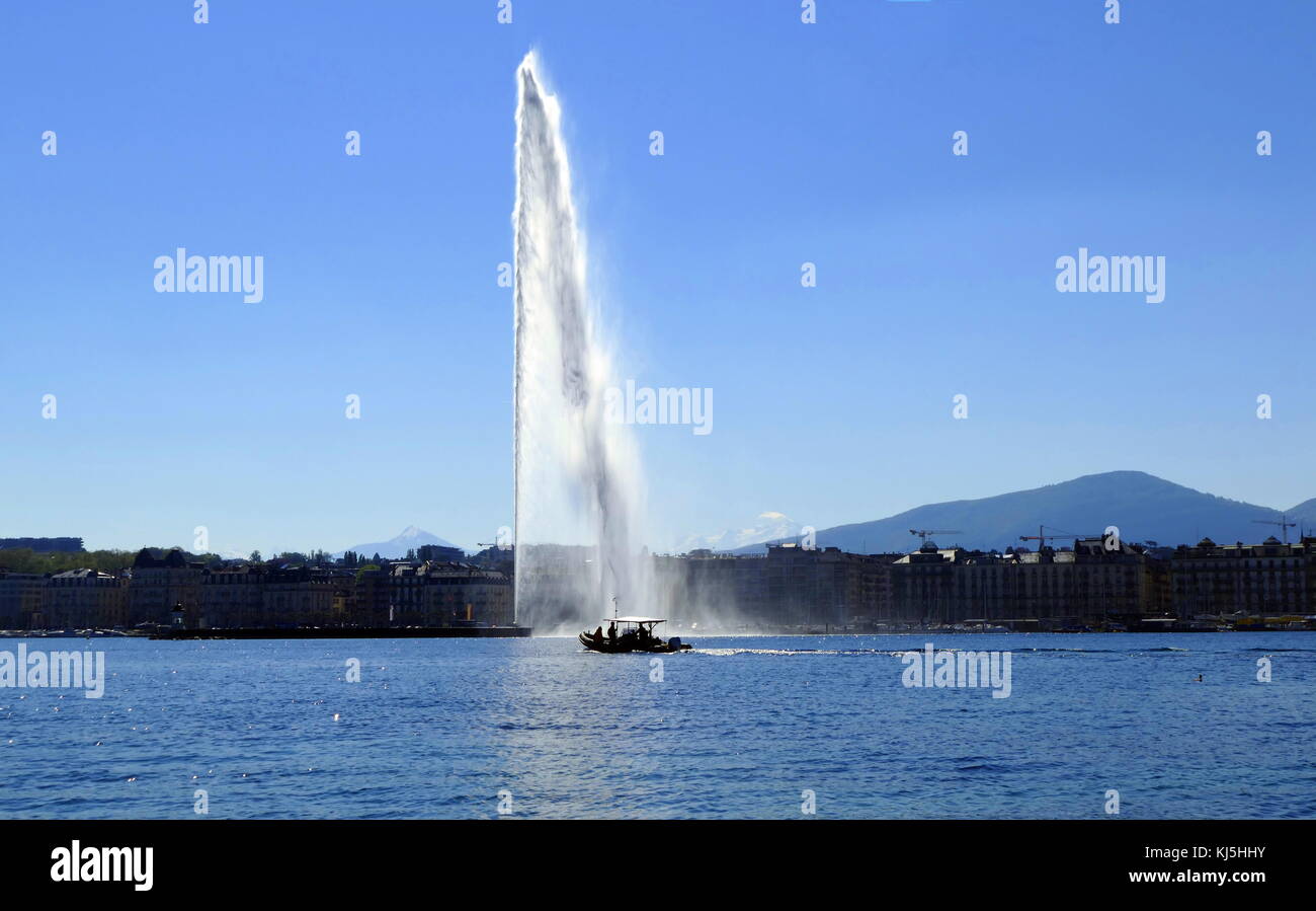 Le Jet d'eau sur le lac de Genève, Suisse. Le Jet d'eau est une grande fontaine à Genève, Suisse, et est l'un des sites les plus célèbres de la ville Banque D'Images