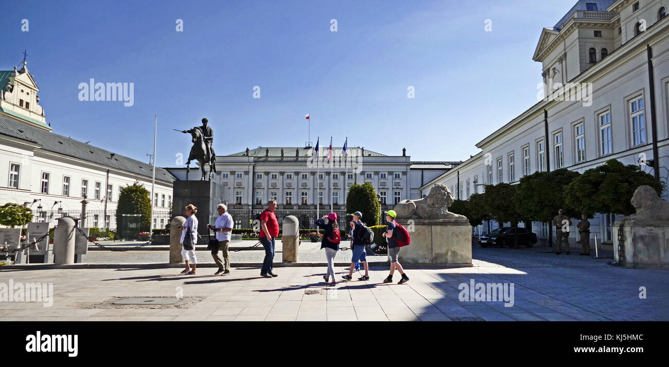 Le Palais Présidentiel (Pa ?ac Prezydencki) à Varsovie, en Pologne, est la dernière version classique élégant d'un bâtiment qui a résisté à la Krakowskie Przedmie ?site cie depuis 1643. Au fil des ans, il a été reconstruit et rénové plusieurs fois. Banque D'Images Le Palais Présidentiel (Pa ?ac Prezydencki) à Varsovie, en Pologne, est la dernière version classique élégant d'un bâtiment qui a résisté à la Krakowskie Przedmie ?site cie depuis 1643. Au fil des ans, il a été reconstruit et rénové plusieurs fois. Banque D'Images
