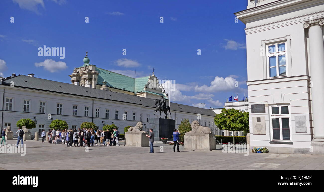Le Palais Présidentiel (Pa ?ac Prezydencki) à Varsovie, en Pologne, est la dernière version classique élégant d'un bâtiment qui a résisté à la Krakowskie Przedmie ?site cie depuis 1643. Au fil des ans, il a été reconstruit et rénové plusieurs fois. Banque D'Images Le Palais Présidentiel (Pa ?ac Prezydencki) à Varsovie, en Pologne, est la dernière version classique élégant d'un bâtiment qui a résisté à la Krakowskie Przedmie ?site cie depuis 1643. Au fil des ans, il a été reconstruit et rénové plusieurs fois. Banque D'Images