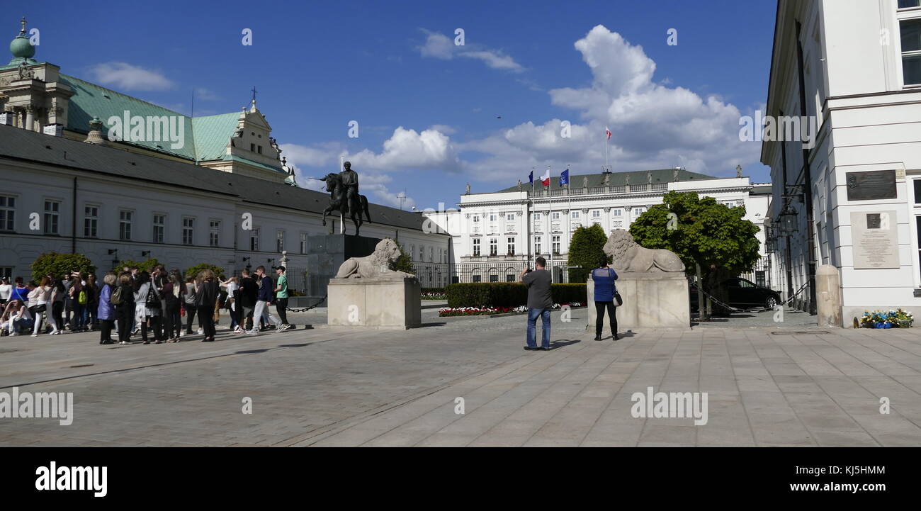 Le Palais Présidentiel (Pa ?ac Prezydencki) à Varsovie, en Pologne, est la dernière version classique élégant d'un bâtiment qui a résisté à la Krakowskie Przedmie ?site cie depuis 1643. Au fil des ans, il a été reconstruit et rénové plusieurs fois. Banque D'Images Le Palais Présidentiel (Pa ?ac Prezydencki) à Varsovie, en Pologne, est la dernière version classique élégant d'un bâtiment qui a résisté à la Krakowskie Przedmie ?site cie depuis 1643. Au fil des ans, il a été reconstruit et rénové plusieurs fois. Banque D'Images