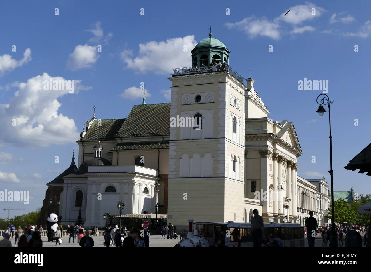 L'église Sainte-Anne (Sw. Anny) est une église dans le centre historique de Varsovie, Pologne, à côté de la Place du Château. Elle a une façade néoclassique, et haut-intérieur baroque . L'église compte parmi les plus anciens bâtiments de Varsovie. Au fil du temps, il a connu de nombreuses reconstructions, entraînant dans son apparence actuelle, inchangée depuis 1788 Banque D'Images