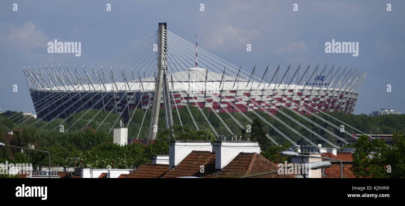 Le PGE Narodowy ou stade National (Stadion Narodowy) est un stade de football situé à toit escamotable à Varsovie, Pologne. Il est utilisé principalement pour des matchs de football et c'est le stade de la Pologne accueil l'équipe nationale de football. Banque D'Images