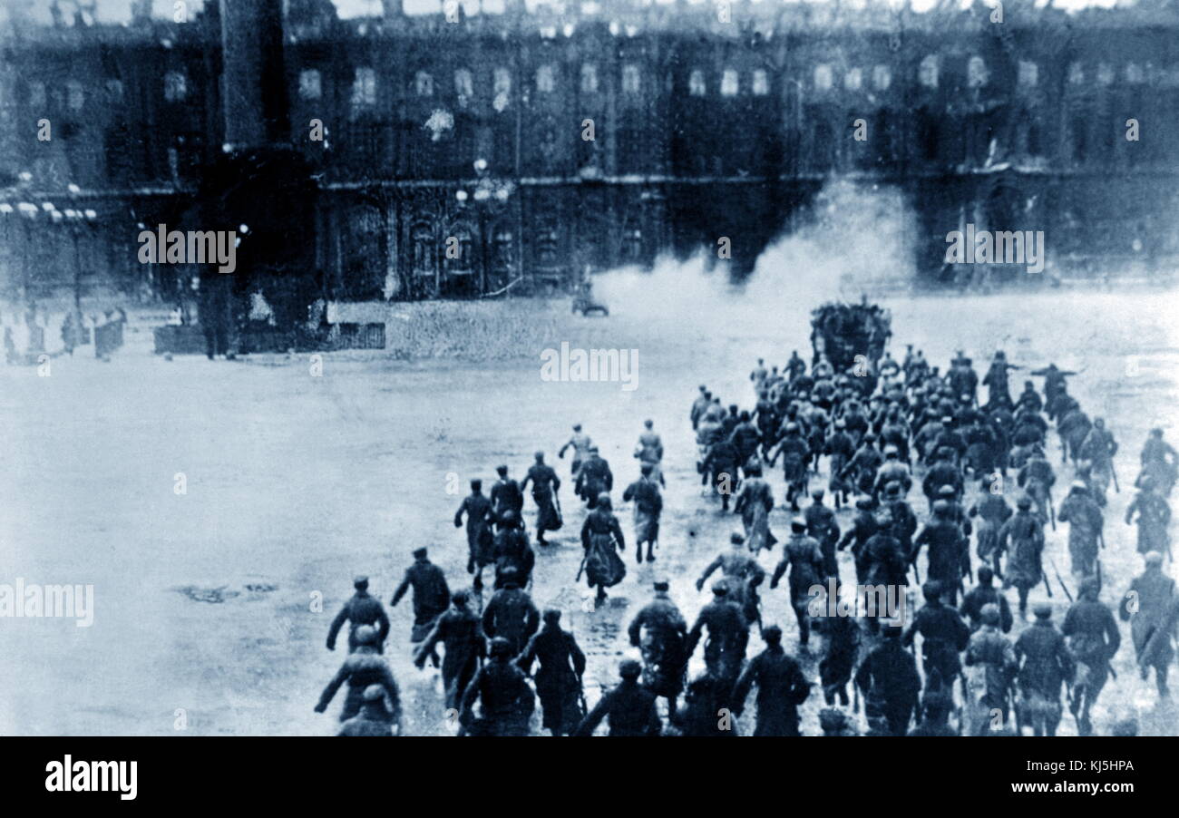 Reconstitution de l'assaut du Palais d'hiver, St Petersburg, au cours de la révolution russe de 1917 Banque D'Images