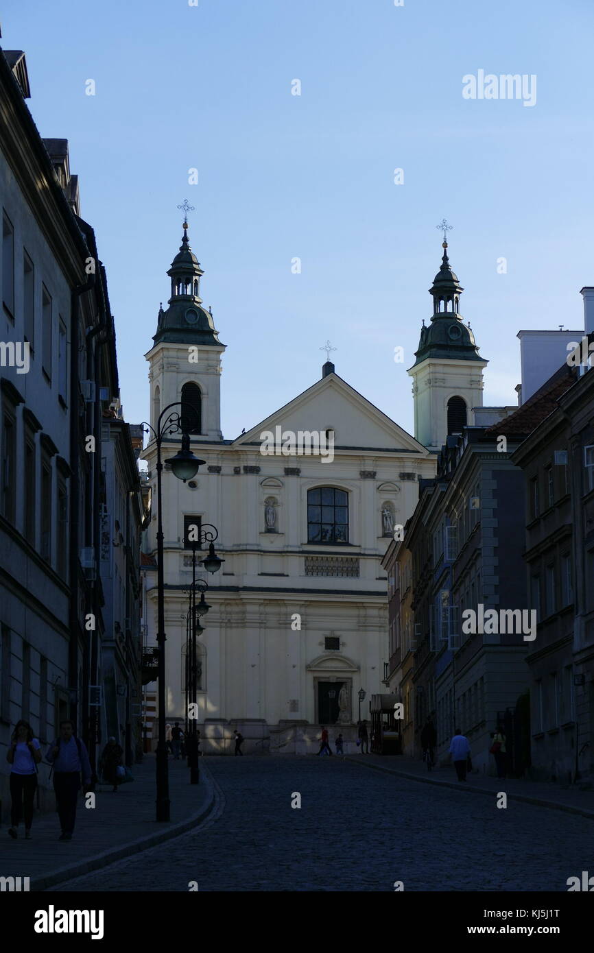 L'église de l'Esprit Saint dans la nouvelle ville de Varsovie, Varsovie Pologne. construit dans le style gothique à côté d'un hôpital dans le 14e siècle. Il a été fondé par Janusz le Vieux, duc de Varsovie, et remis à la ville en 1388. En 1699, la première pierre a été posée pour la nouvelle église, qui a été construit de 1707 à 1717 dans le style baroque par les architectes Józef Piola et Józef Szymon Bellotti. En 1944, lors du fameux Insurrection de Varsovie, l'église a été presque entièrement détruit par l'armée allemande ; en 1947, le Primat de Pologne, le Cardinal Hlond retourné l'église à l'administration de t Banque D'Images