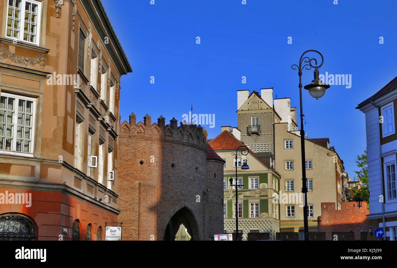 La vieille ville de Varsovie est la partie la plus ancienne de la capitale. Lors de l'invasion de la Pologne (1939), une grande partie de l'arrondissement a été gravement endommagé par la Luftwaffe allemande. après l'Insurrection de Varsovie (août-octobre 1944) ce qui avait été entreposé a été systématiquement détruit par l'armée allemande. Après la Seconde Guerre mondiale, la vieille ville a été méticuleusement reconstruite Banque D'Images