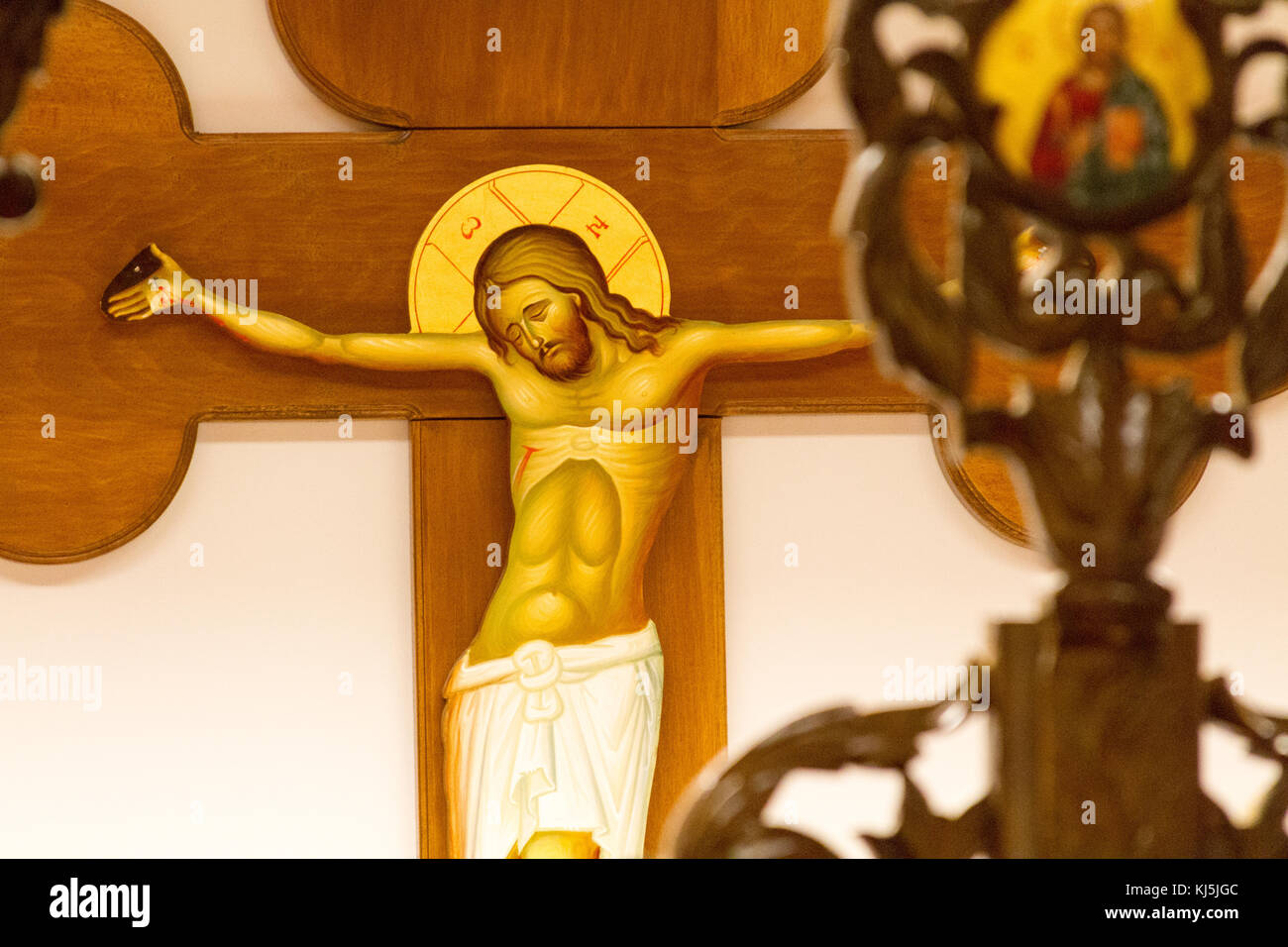 Jésus Christ sur la croix dans la chapelle orthodoxe à l'aéroport de Bruxelles Zaventem. Banque D'Images