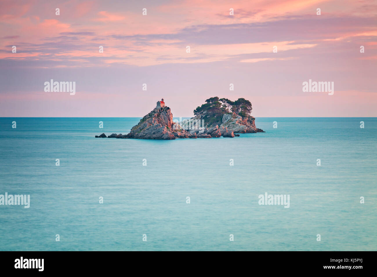 Image d'une île isolée avec petite église, à l'extérieur de Petrovac, Monténégro. Banque D'Images