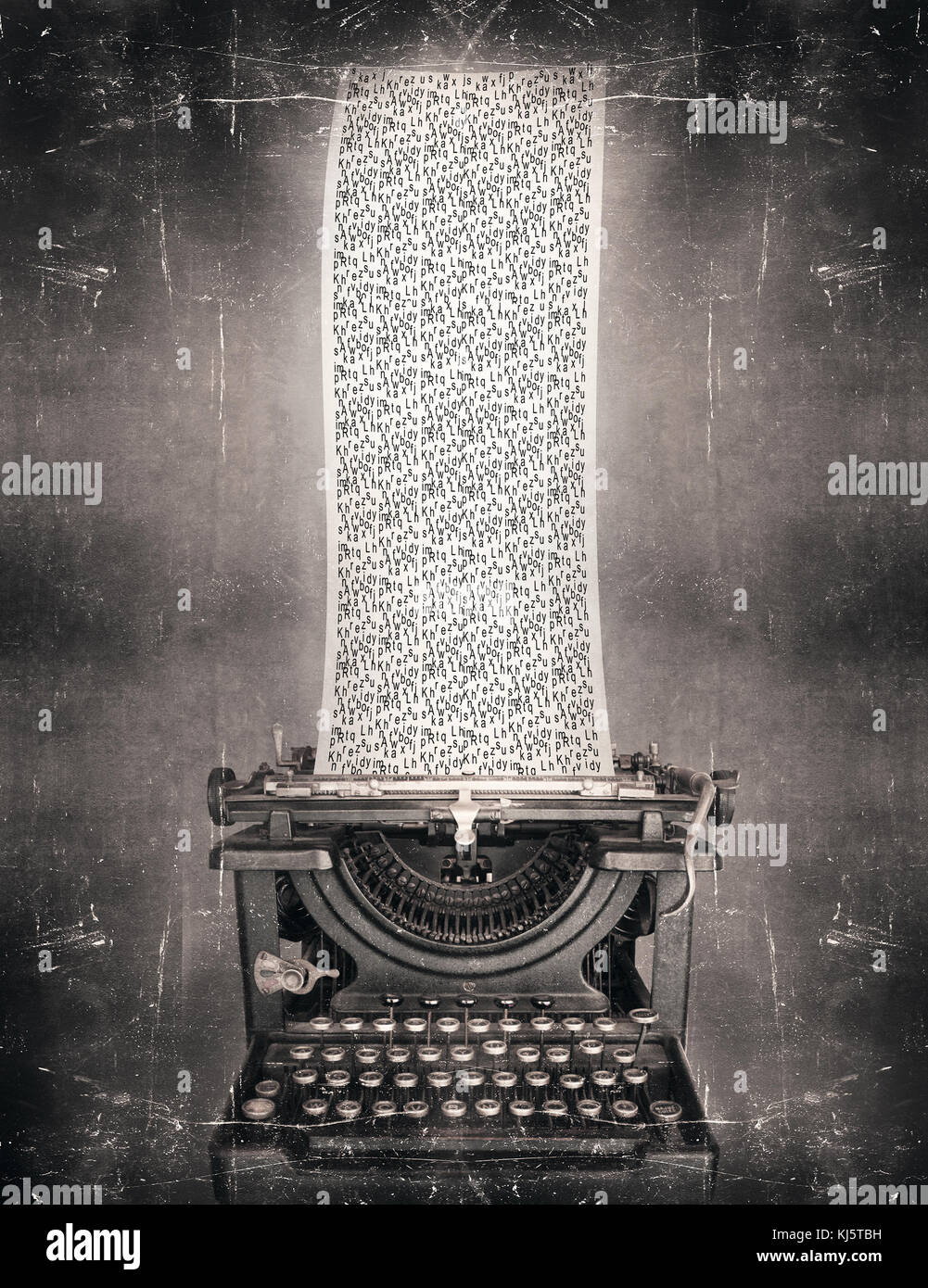 Imaginer surréaliste en noir et blanc d'une belle machine à écrire à l'ancienne classique avec un très long article plein de l'alphabet des lettres dans un vintage st Banque D'Images