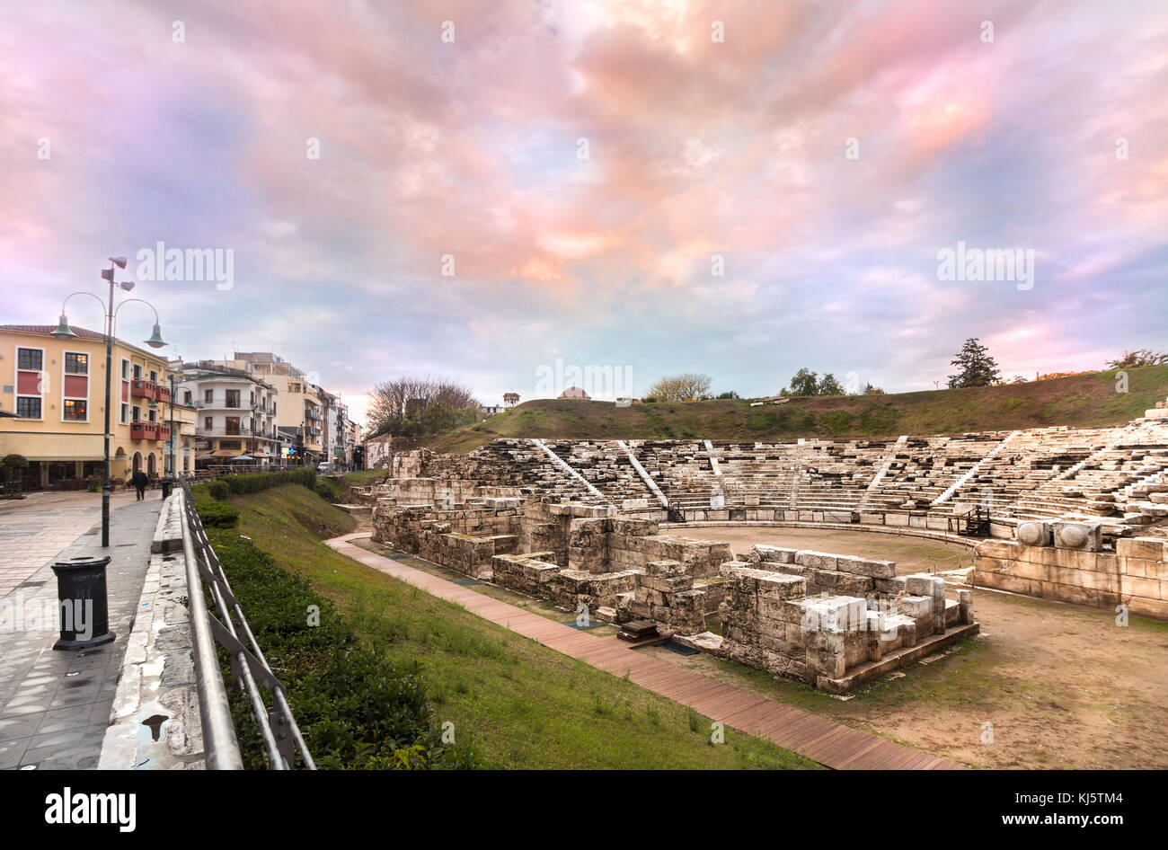 Larissa, Grèce - 15 novembre 2017 : le premier théâtre antique de Larissa et rue Venizelou, colline de la forteresse, Larissa, heure du coucher du soleil. Banque D'Images
