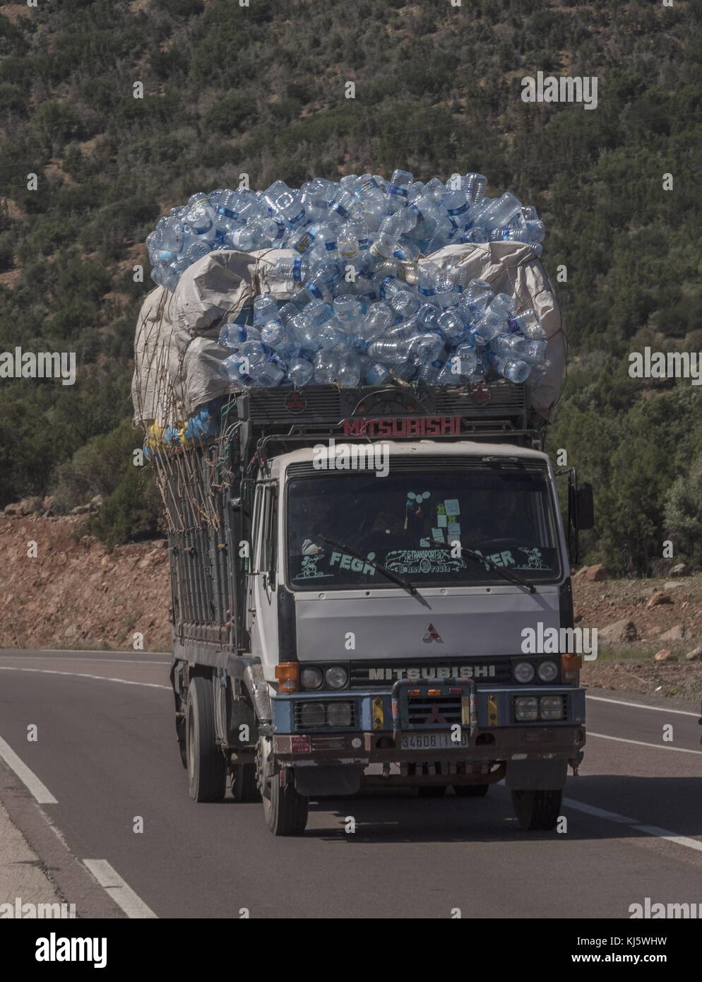 Transport de conteneurs d'eau en plastique utilisées pour la réutilisation, au sud-ouest du Maroc. Banque D'Images