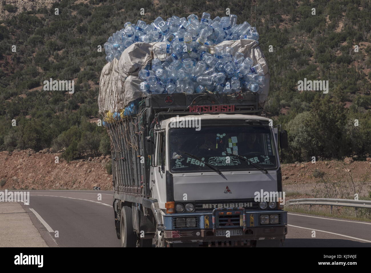 Transport de conteneurs d'eau en plastique utilisées pour la réutilisation, au sud-ouest du Maroc. Banque D'Images