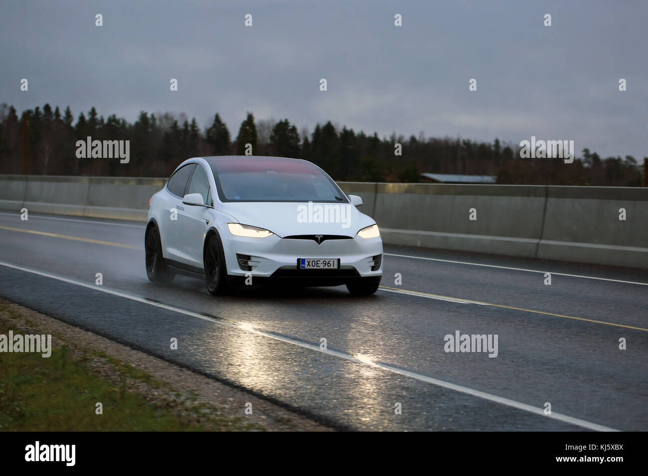 SALO, FINLANDE - le 18 novembre 2017 : Blanc voiture électrique Tesla Model X se déplace sur route mouillée dans la soirée. Banque D'Images